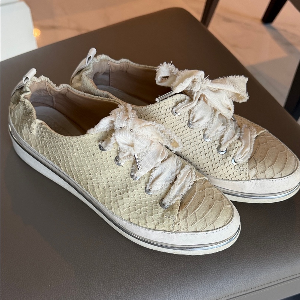 Women's Cream skin Sneakers